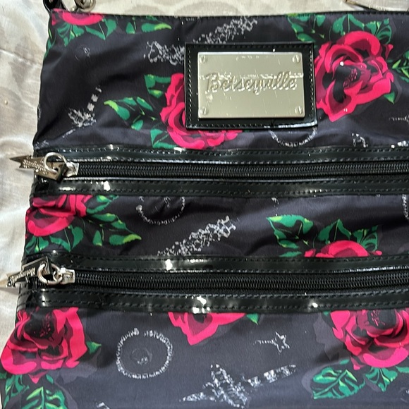 Perfect crossbody for traveling or daily use - Picture 5 of 8